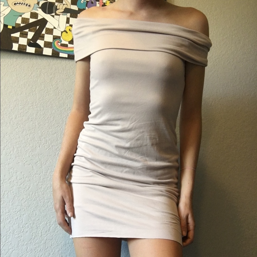 🐚Forever 21🐚 Off the Shoulder Nude/Blush Bodycon